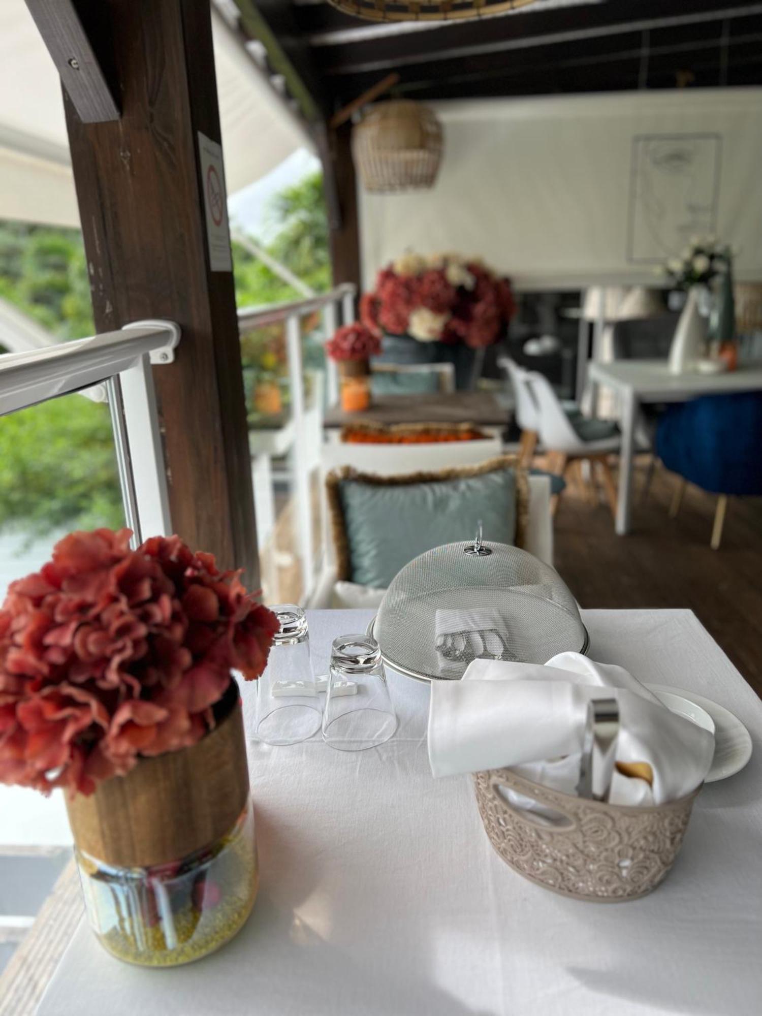 Green Lord Domaine - Lodges Piscine & Spa - Bar & Lounge - Restaurant Gastronomique Lamentin Exterior photo